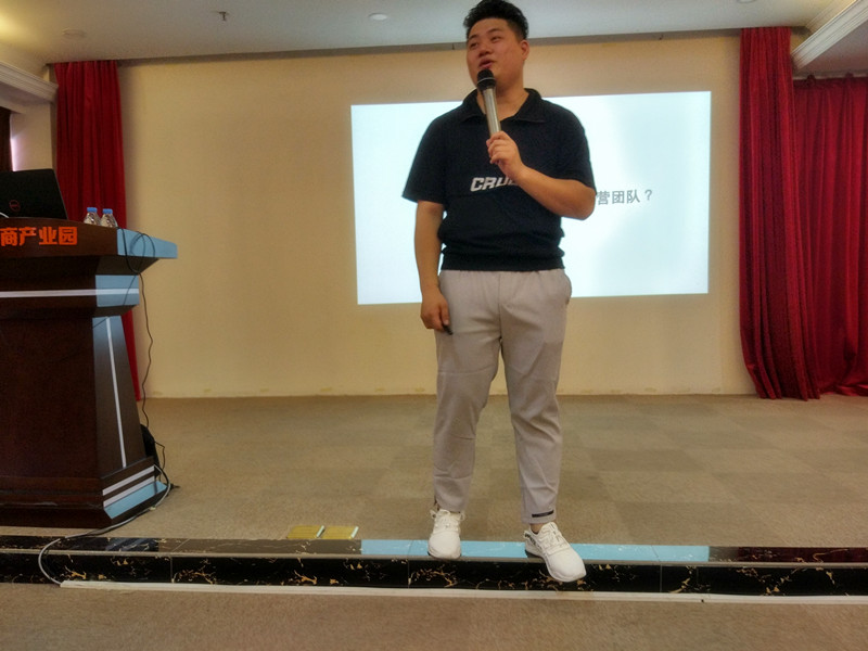 周末，貝朗鋼線成型機廠家員（yuán）工（gōng）與您相（xiàng）約聚大電商產業園