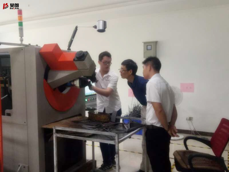 佛山（shān）客戶來貝朗看（kàn）不鏽鋼成型機，現場打樣談合作