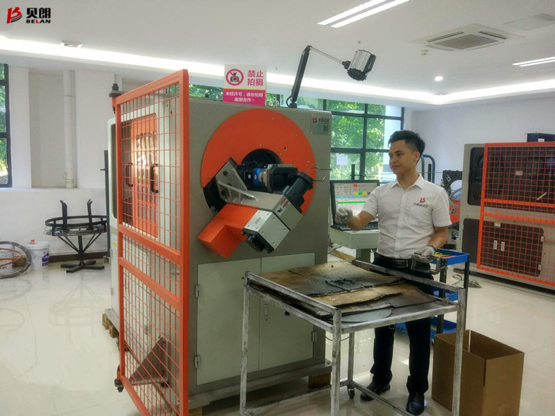 貝朗五軸自動線成型機生產日用五金支（zhī）撐杆火熱進行（háng）中（zhōng）