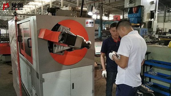 貝朗調機師在世銘五金家具（jù）車間