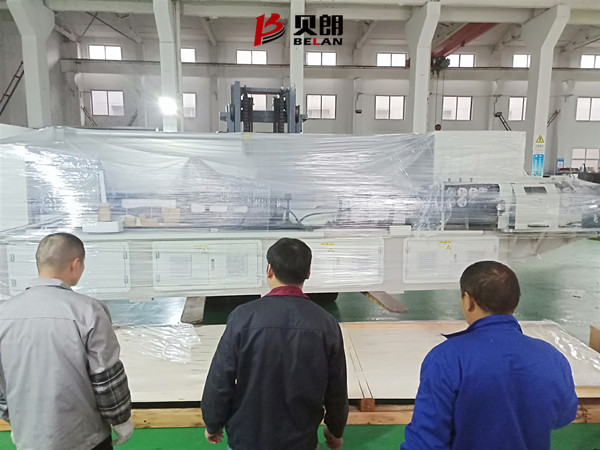 貝（bèi）朗雙頭線材（cái）折彎機包裝中