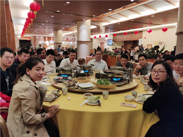 在地派度假酒店吃自助（zhù）火鍋