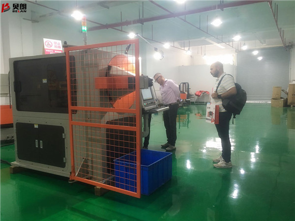 巴（bā）西客戶參觀（guān）貝朗自動化設備現場